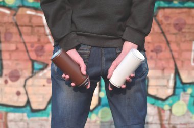 Dikiz bir duvara sprey boya ile çizim bir adam. Bir grafiti sanatçısı bir sprey ile bir fotoğraf elinde olabilir. Sokak sanatı, duvarlara boya çizim kavramı