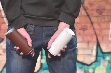 Durum özelliği, ganimet bir zorba bir fotoğrafını duvarları sprey boya ile boyar. Genç ceza barbar bir boya püskürtme kirli bir el ile vücut parçası. Mülke zarar sorunu