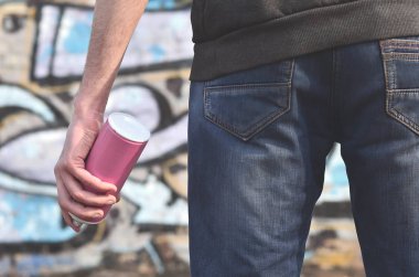 Durum özelliği, ganimet bir zorba bir fotoğrafını duvarları sprey boya ile boyar. Genç ceza barbar bir boya püskürtme kirli bir el ile vücut parçası. Mülke zarar sorunu