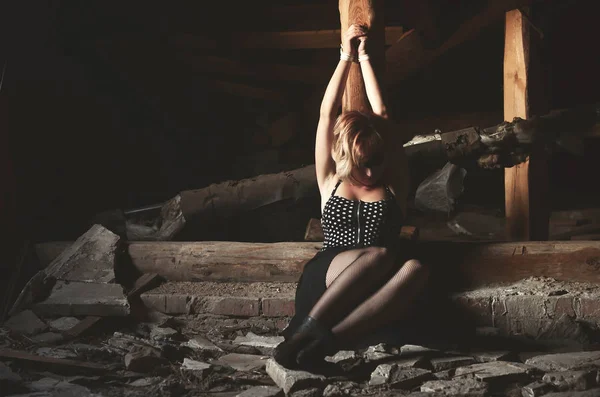 Legato Una Ragazza Palo Legno Seduto Vecchio Attico Edificio Abbandonato — Foto Stock