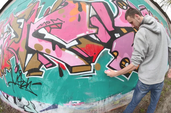 Ung Kille Grå Hoodie Målar Graffiti Rosa Och Gröna Färger — Stockfoto