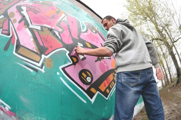 Joven Con Capucha Gris Pinta Graffiti Colores Rosa Verde Una —  Fotos de Stock