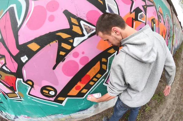 Young Guy Gray Hoodie Paints Graffiti Pink Green Colors Wall — Stock Photo, Image