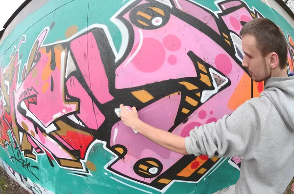 Молодий Хлопець Сірому Балахон Малює Графіті Рожевий Зеленого Кольорів Стіні — стокове фото