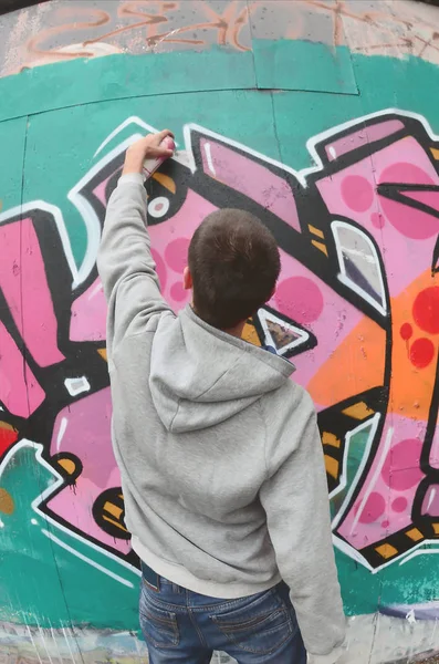 Ung Kille Grå Hoodie Målar Graffiti Rosa Och Gröna Färger — Stockfoto