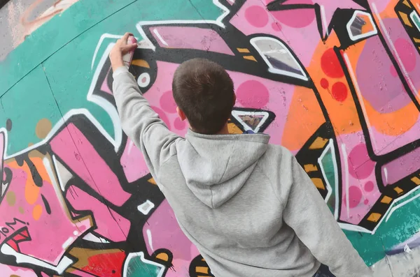 Cara Jovem Com Capuz Cinza Pinta Grafite Cores Rosa Verde — Fotografia de Stock