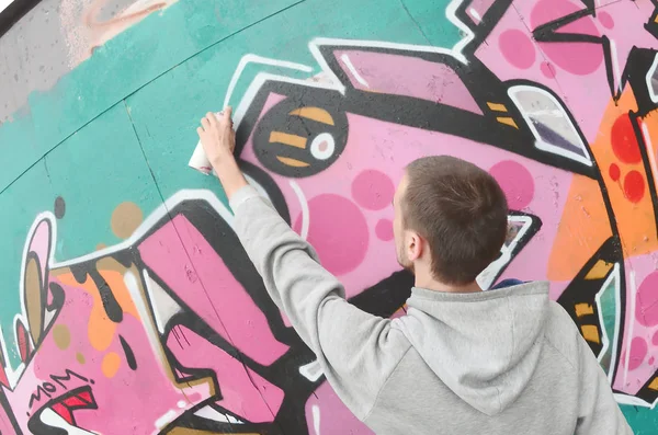 Joven Con Capucha Gris Pinta Graffiti Colores Rosa Verde Una — Foto de Stock