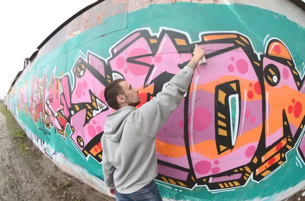 Ung Kille Grå Hoodie Målar Graffiti Rosa Och Gröna Färger — Stockfoto