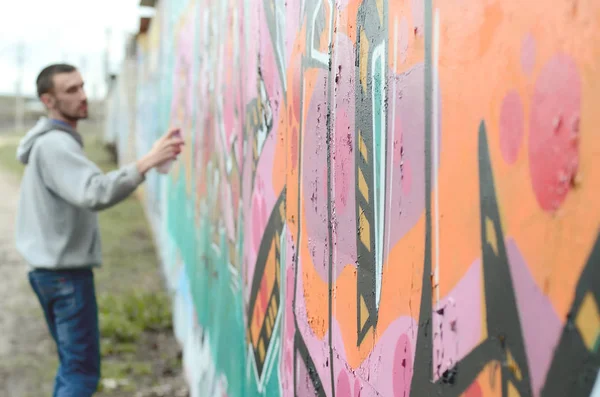 Cara Jovem Com Capuz Cinza Pinta Grafite Cores Rosa Verde — Fotografia de Stock