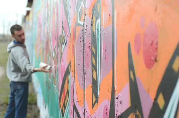Gri Kapüşonlu Genç Bir Adam Yağmurlu Havalarda Grafiti Bir Duvar — Stok fotoğraf