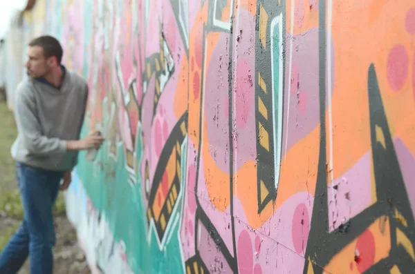 Ein Junger Kerl Einem Grauen Kapuzenpullover Malt Graffiti Rosa Und — Stockfoto