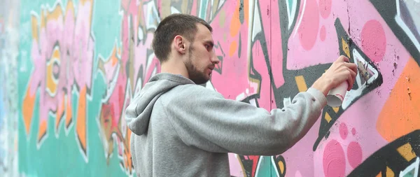 Jeune Homme Avec Sweat Capuche Gris Peint Des Graffitis Aux — Photo