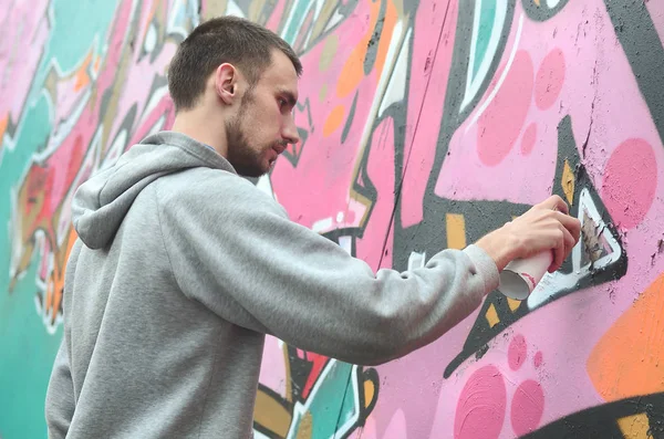 Gri Kapüşonlu Genç Bir Adam Grafiti Bir Duvar Pembe Yeşil — Stok fotoğraf