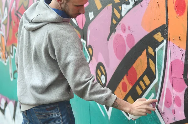 Een Jonge Man Een Grijze Hoodie Schildert Graffiti Roze Groene — Stockfoto