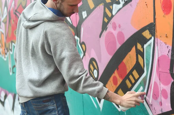 Joven Con Capucha Gris Pinta Graffiti Colores Rosa Verde Una — Foto de Stock