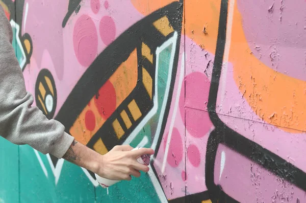 Mano Joven Una Sudadera Gris Pinta Graffiti Colores Rosa Verde — Foto de Stock