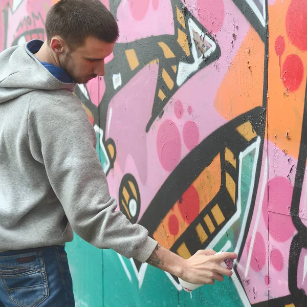 Joven Con Capucha Gris Pinta Graffiti Colores Rosa Verde Una — Foto de Stock