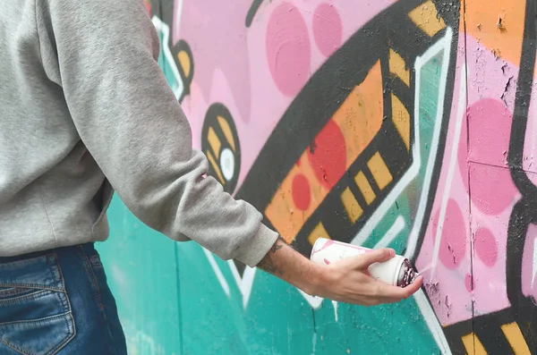 Mano Joven Una Sudadera Gris Pinta Graffiti Colores Rosa Verde — Foto de Stock