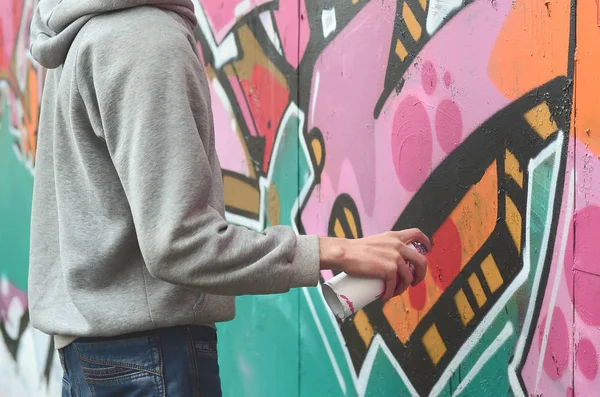 Giovane Ragazzo Con Una Felpa Grigia Dipinge Graffiti Colori Rosa — Foto Stock