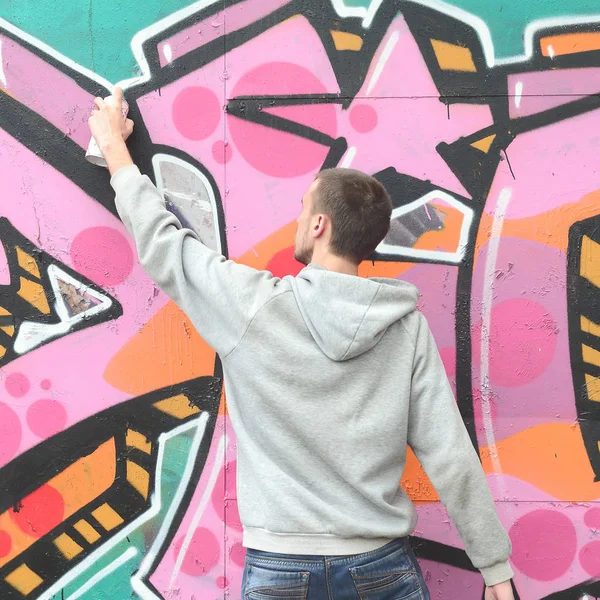 Gri Kapüşonlu Genç Bir Adam Grafiti Bir Duvar Pembe Yeşil — Stok fotoğraf