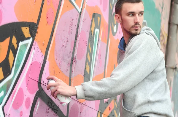 Bir genç grafiti sanatçısı çizim sırasında etrafına bakıyor. Vandal duvardaki resim çizerken undetected olmaya çalışıyor. Holiganizmi ve mülke zarar kavramı