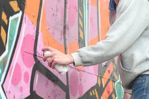 Mano Joven Una Sudadera Gris Pinta Graffiti Colores Rosa Verde — Foto de Stock