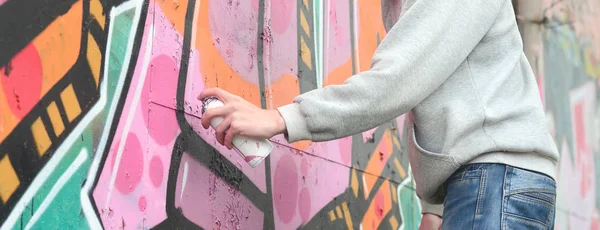 Ung Kille Grå Hoodie Hand Målar Graffiti Rosa Och Gröna — Stockfoto