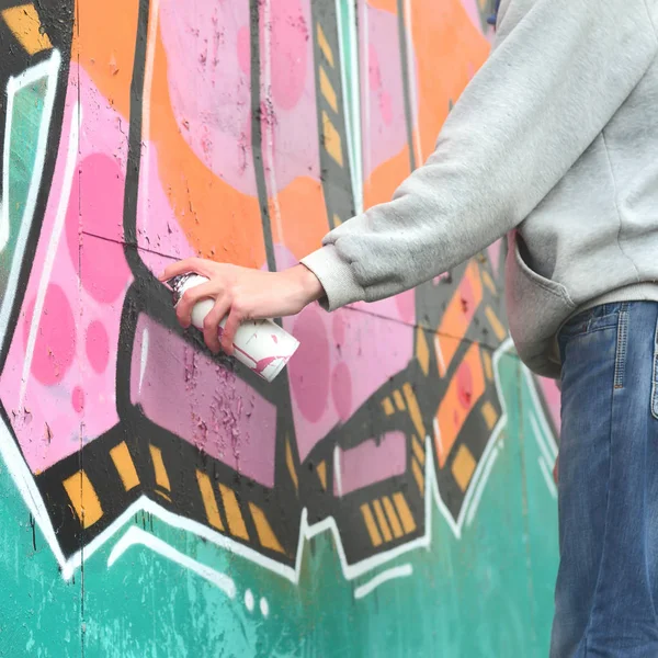 Mano Joven Una Sudadera Gris Pinta Graffiti Colores Rosa Verde — Foto de Stock