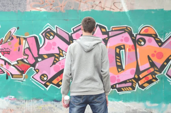 Young Graffiti Artist Gray Hoodie Looks Wall His Graffiti Pink — Stock Photo, Image