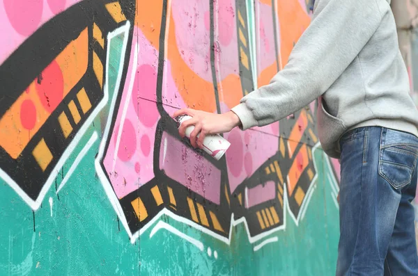 Mano Joven Una Sudadera Gris Pinta Graffiti Colores Rosa Verde — Foto de Stock