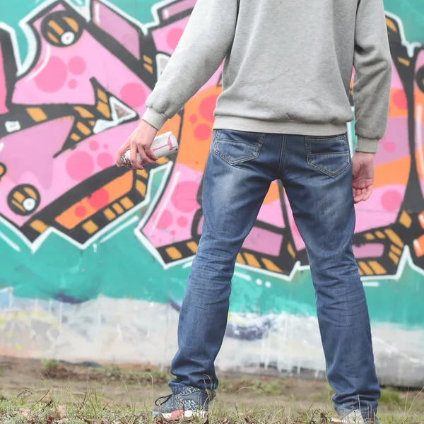 Joven Artista Graffiti Con Capucha Gris Mira Pared Con Graffiti — Foto de Stock