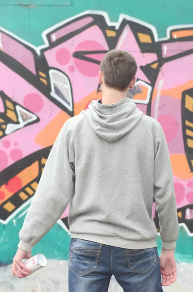 Ung Graffitimålare Grå Hoodie Ser Väggen Med Hans Graffiti Rosa — Stockfoto