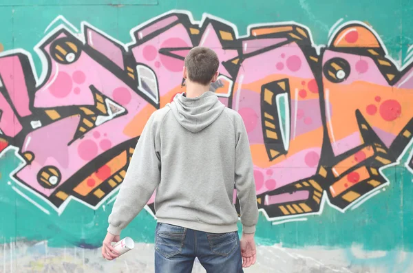 Ung Graffitimålare Grå Hoodie Ser Väggen Med Hans Graffiti Rosa — Stockfoto