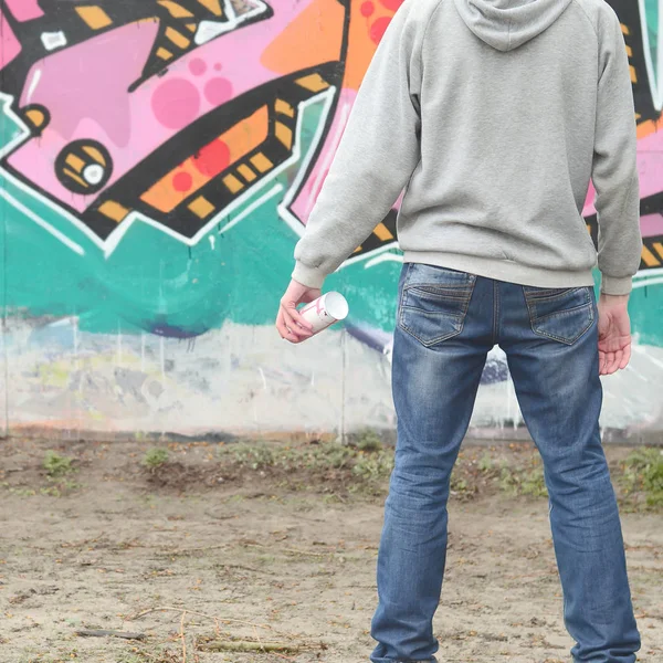 Ung Graffitimålare Grå Hoodie Ser Väggen Med Hans Graffiti Rosa — Stockfoto