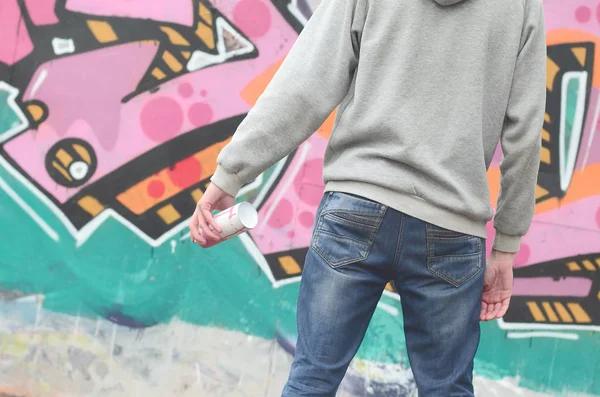 Een Jonge Graffiti Artiest Een Grijze Hoodie Kijkt Naar Muur — Stockfoto