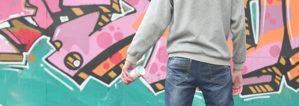 Ein Junger Graffiti Künstler Einem Grauen Kapuzenpullover Blickt Bei Regnerischem — Stockfoto