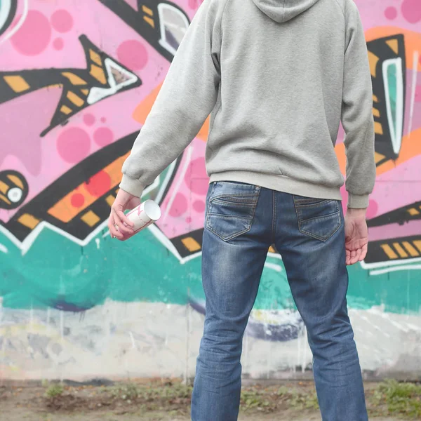 Jeune Graffeur Vêtu Sweat Capuche Gris Regarde Mur Avec Ses — Photo