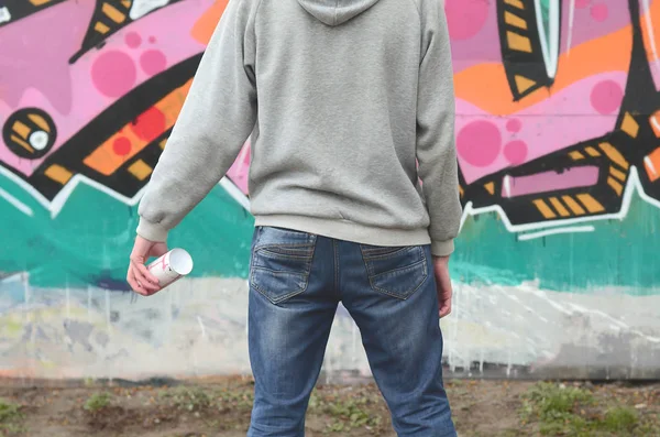 Een Jonge Graffiti Artiest Een Grijze Hoodie Kijkt Naar Muur — Stockfoto