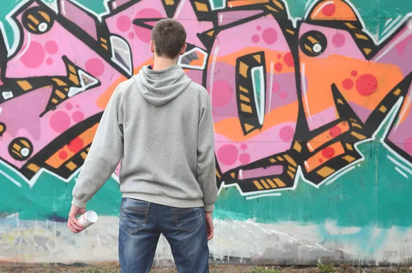 Een Jonge Graffiti Artiest Een Grijze Hoodie Kijkt Naar Muur — Stockfoto