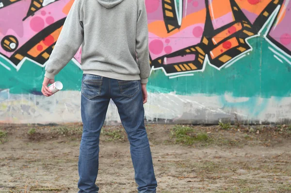 Young Graffiti Artist Gray Hoodie Looks Wall His Graffiti Pink — Stock Photo, Image