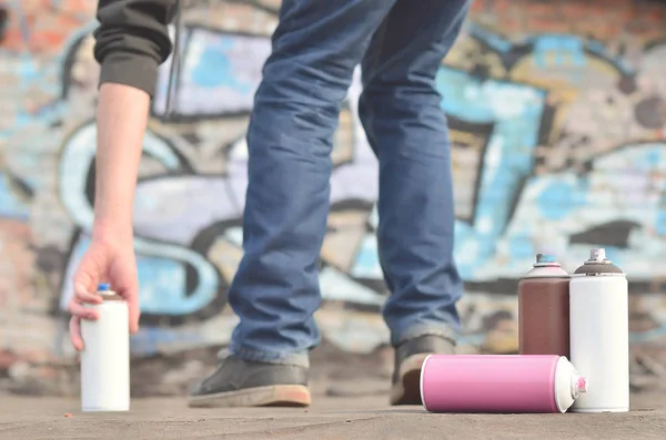 Ein Stillleben Mehrerer Spraydosen Mit Spraydosen Liegt Auf Einer Dacheindeckung — Stockfoto