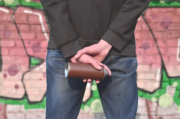 Vista Trasera Tipo Dibujando Una Pared Con Pintura Aerosol Una — Foto de Stock