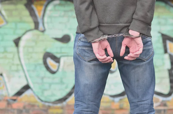 Bakifrån Arresterade Och Handbojor Gärningsmannen Mot Graffiti Bakgrund Begreppet Att — Stockfoto