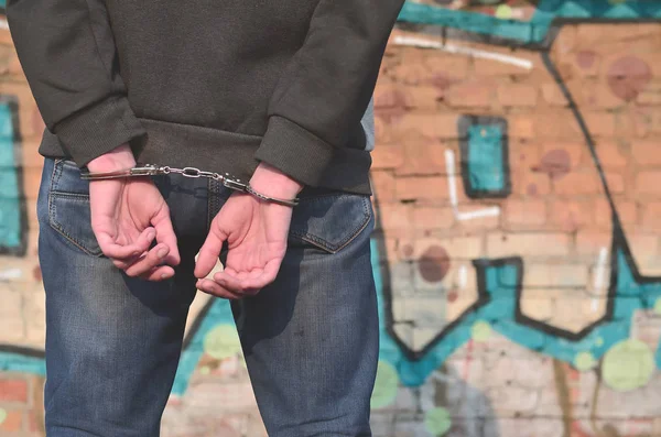 Bakifrån Arresterade Och Handbojor Gärningsmannen Mot Graffiti Bakgrund Begreppet Att — Stockfoto