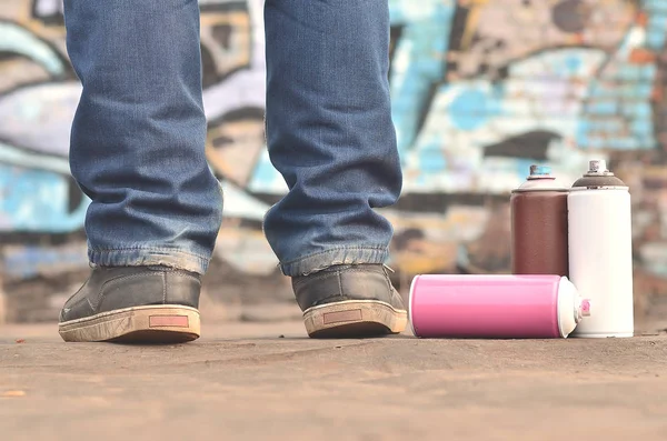 Ein Stillleben Mehrerer Spraydosen Mit Spraydosen Liegt Auf Einer Dacheindeckung — Stockfoto