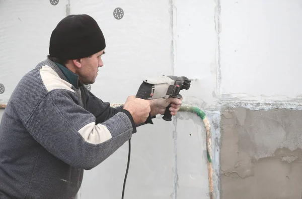 Trabajador Edad Avanzada Perfora Agujero Una Pared Espuma Poliestireno Para —  Fotos de Stock