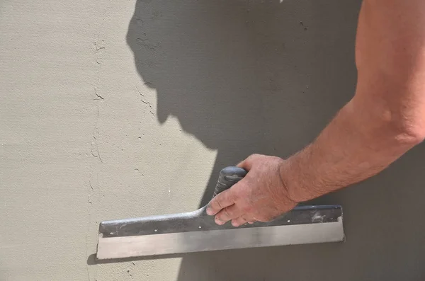 Manos Viejo Trabajador Manual Con Herramientas Enlucido Pared Que Renuevan — Foto de Stock