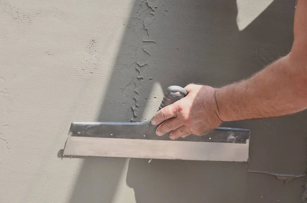 Manos Viejo Trabajador Manual Con Herramientas Enlucido Pared Que Renuevan — Foto de Stock