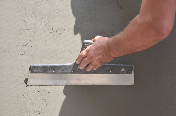 Manos Viejo Trabajador Manual Con Herramientas Enlucido Pared Que Renuevan — Foto de Stock