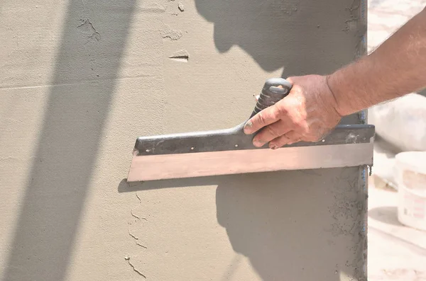 Mãos Velho Trabalhador Manual Com Ferramentas Reboco Parede Renovando Casa — Fotografia de Stock